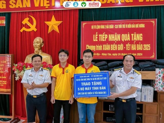 Trao tặng 5 máy tính cho Tiểu đoàn DK1, Vùng 2 Hải quân. ẢNH: ĐỘI MÁY TÍNH CUNG CẤP 6nghiatinh.jpg