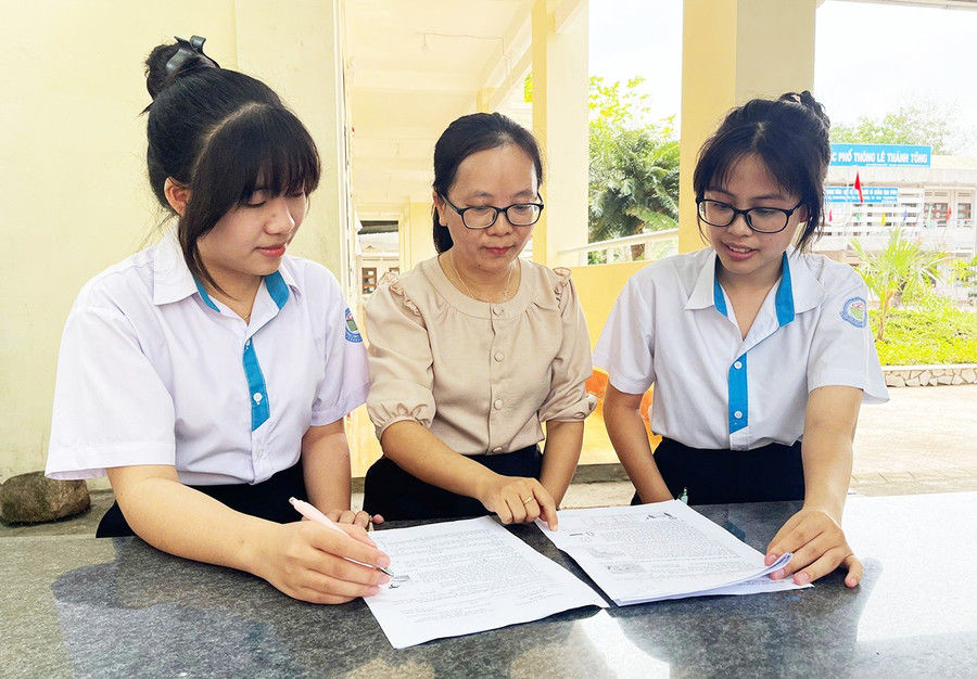 Cô Bùi Thị Thanh Hương-Giáo viên Trường THPT Lê Thánh Tông hướng dẫn học sinh ôn luyện môn Ngữ văn chuẩn bị cho kỳ thi tốt nghiệp. Ảnh: V.C 1vc.jpg