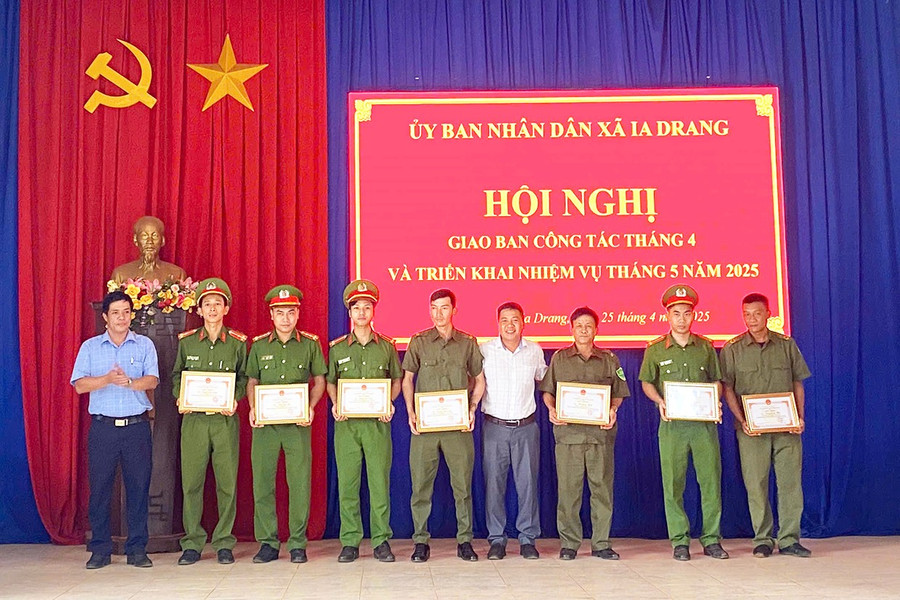 Ủy ban nhân dân xã Ia Drang khen thưởng các tập thể, cá nhân có thành tích xuất sắc trong đấu tranh, trấn áp tội phạm. Ảnh: Đoàn Dũng 1lg.jpg