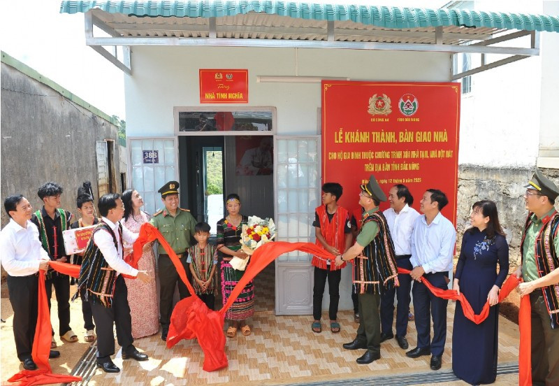 Thứ trưởng Phạm Thế Tùng cùng các đại biểu kéo băng khánh thành và trao nhà tình nghĩa cho gia đình ông K'Srai. 5hotronhao.jpg
