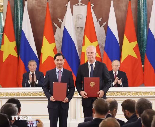 Tổng Bí thư Tô Lâm và Tổng thống Vladimir Putin chứng kiến trao Bản ghi nhớ giữa Công ty cổ phần vaccine Việt Nam (VNVC) và Quỹ Đầu tư trực tiếp Nga (RDIF). Ảnh: Thống Nhất/TTXVN