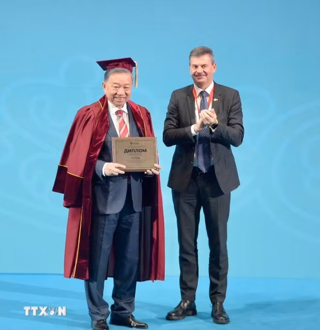 Hiệu trưởng Học viện trao cho Tổng Bí thư Tô Lâm danh hiệu “Giáo sư danh dự” của Học viện Hành chính Công và Kinh tế quốc dân trực thuộc Tổng thống Liên bang Nga. (Ảnh: TTXVN phát)