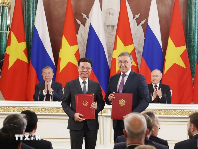 Tổng Bí thư Tô Lâm và Tổng thống Vladimir Putin chứng kiến trao Thỏa thuận giữa 2 Bộ Khoa học và Công nghệ về hợp tác cùng tuyển chọn các đề tài, dự án nghiên cứu khoa học và công nghệ Việt - Nga. Ảnh: Thống Nhất/TTXVN Tổng Bí thư Tô Lâm và Tổng thống Vladimir Putin chứng kiến trao Thỏa thuận giữa 2 Bộ Khoa học và Công nghệ về hợp tác cùng tuyển chọn các đề tài, dự án nghiên cứu khoa học và công nghệ Việt - Nga. Ảnh: Thống Nhất/TTXVN