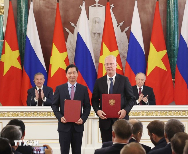 Tổng Bí thư Tô Lâm và Tổng thống Vladimir Putin chứng kiến trao Bản ghi nhớ giữa Công ty cổ phần vaccine Việt Nam (VNVC) và Quỹ Đầu tư trực tiếp Nga (RDIF). Ảnh: Thống Nhất/TTXVN Tổng Bí thư Tô Lâm và Tổng thống Vladimir Putin chứng kiến trao Bản ghi nhớ giữa Công ty cổ phần vaccine Việt Nam (VNVC) và Quỹ Đầu tư trực tiếp Nga (RDIF). Ảnh: Thống Nhất/TTXVN