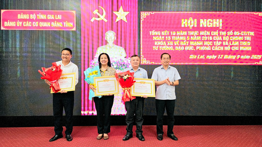 Phó Bí thư chuyên trách Đảng ủy các cơ quan Đảng tỉnh Đỗ Tiến Đông tặng giấy khen cho các cá nhân có thành tích xuất sắc trong “Học tập và làm theo tư tưởng, đạo đức, phong cách Hồ Chí Minh” từ năm 2016. Ảnh: Ngọc Duy 22.jpg