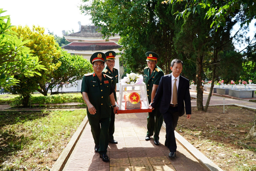 Đồng chí Bí thư Tỉnh ủy Kon Tum và BTLQK5 đưa các liệt sĩ về nơi an nghỉ cuối cùng. Ảnh: DN tri-an-nhung-nguoi-nga-xuongdd.jpg