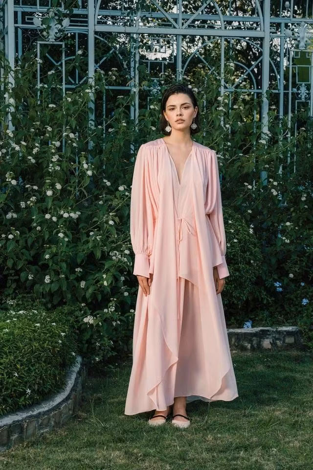 Đầm maxi màu hồng tay phồng, cổ buộc nơ phù hợp cho những sự kiện thảm đỏ đến tiệc trà chiều, các hoạt động văn hóa đến buổi gặp mặt quan trọng... ẢNH: GRAPHE