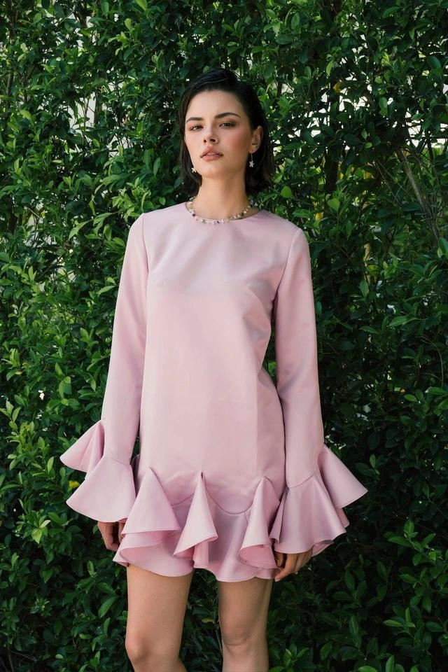 Vẫn là sự điệu đà và ngọt ngào của sắc hồng nhưng thiết kế mini dress này lại đề cao nghệ thuật thị giác qua những chi tiết đồng điệu ở cổ tay áo và chân váy. ẢNH: GRAPHE Vẫn là sự điệu đà và ngọt ngào của sắc hồng nhưng thiết kế mini dress này lại đề cao nghệ thuật thị giác qua những chi tiết đồng điệu ở cổ tay áo và chân váy. ẢNH: GRAPHE