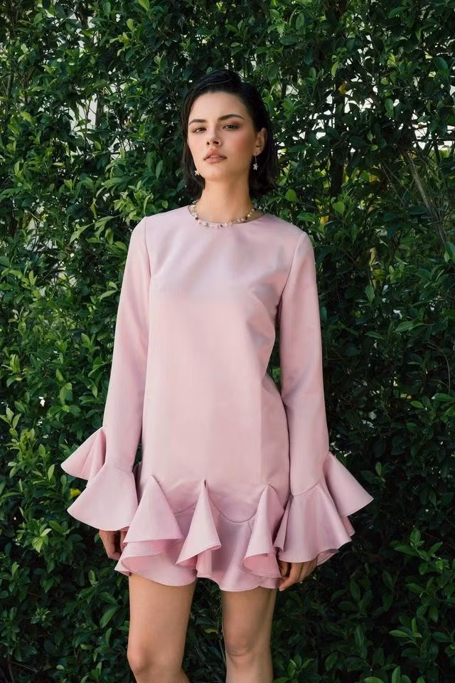 Vẫn là sự điệu đà và ngọt ngào của sắc hồng nhưng thiết kế mini dress này lại đề cao nghệ thuật thị giác qua những chi tiết đồng điệu ở cổ tay áo và chân váy. ẢNH: GRAPHE