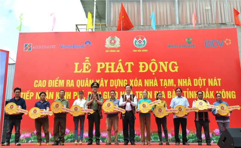 Thứ trưởng Phạm Thế Tùng và Chủ tịch UBND tỉnh Hồ Văn Mười trao quà của Bộ trưởng Bộ Công an Lương Tam Quang và chìa khoá tượng trưng cho các gia đình có hoàn cảnh khó khăn. 3hotronhao.jpg