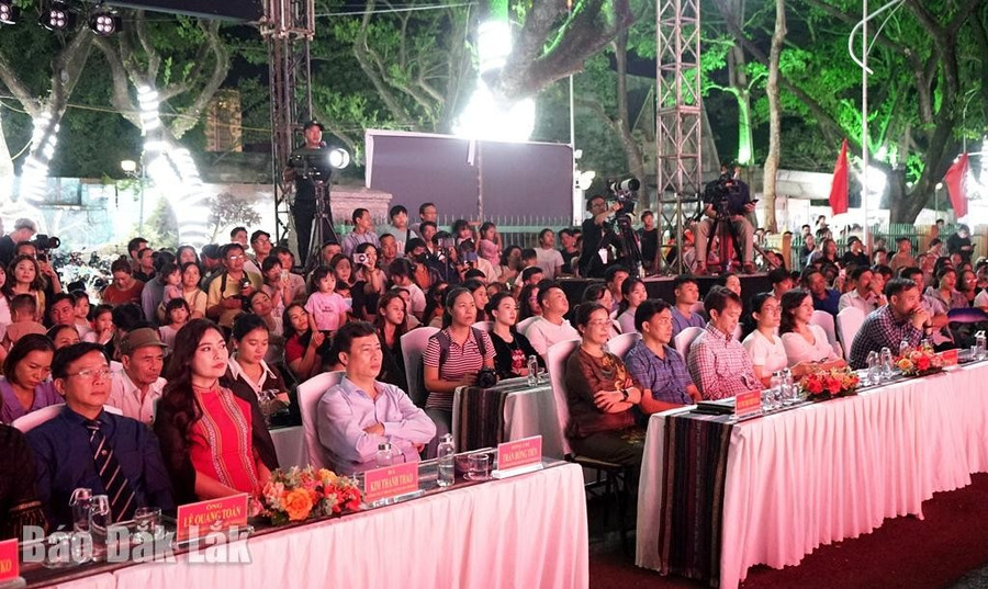 Đại biểu và đông đảo du khách, nhân dân tham dự chương trình. daklakdd.jpg