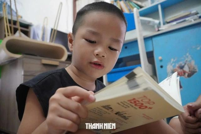 Đọc tiếng Anh là đam mê của Hưng. ẢNH: THANH NAM Đọc tiếng Anh là đam mê của Hưng. ẢNH: THANH NAM