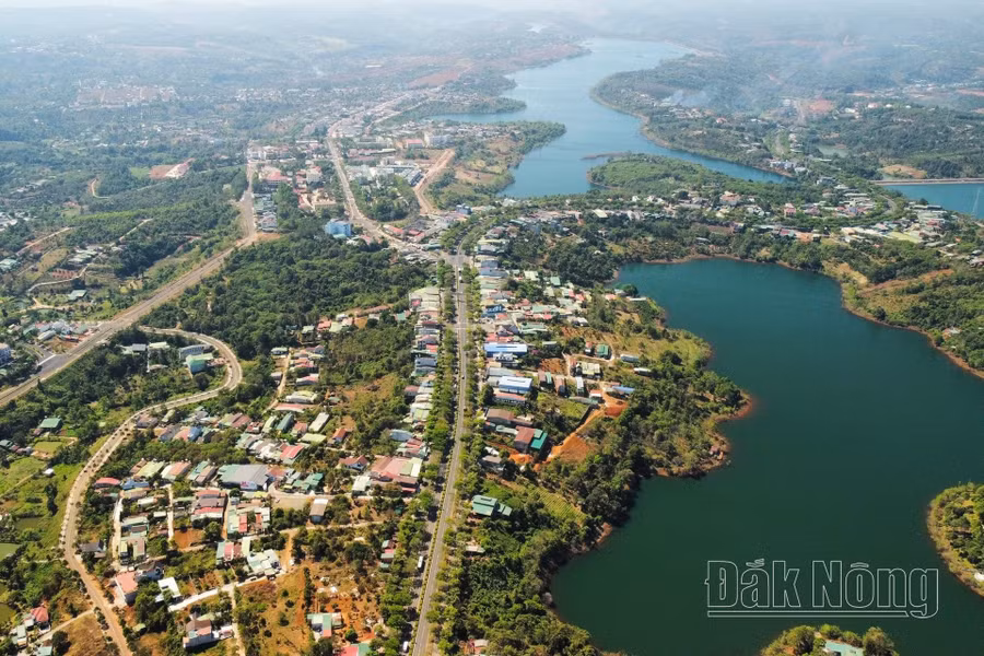 Đắk Nông chỉ có duy nhất hệ thống giao thông đường bộ với xương sống là trục đường Hồ Chí Minh (Trong ảnh là đoạn qua TP. Gia Nghĩa) với chiều dài hơn 140km