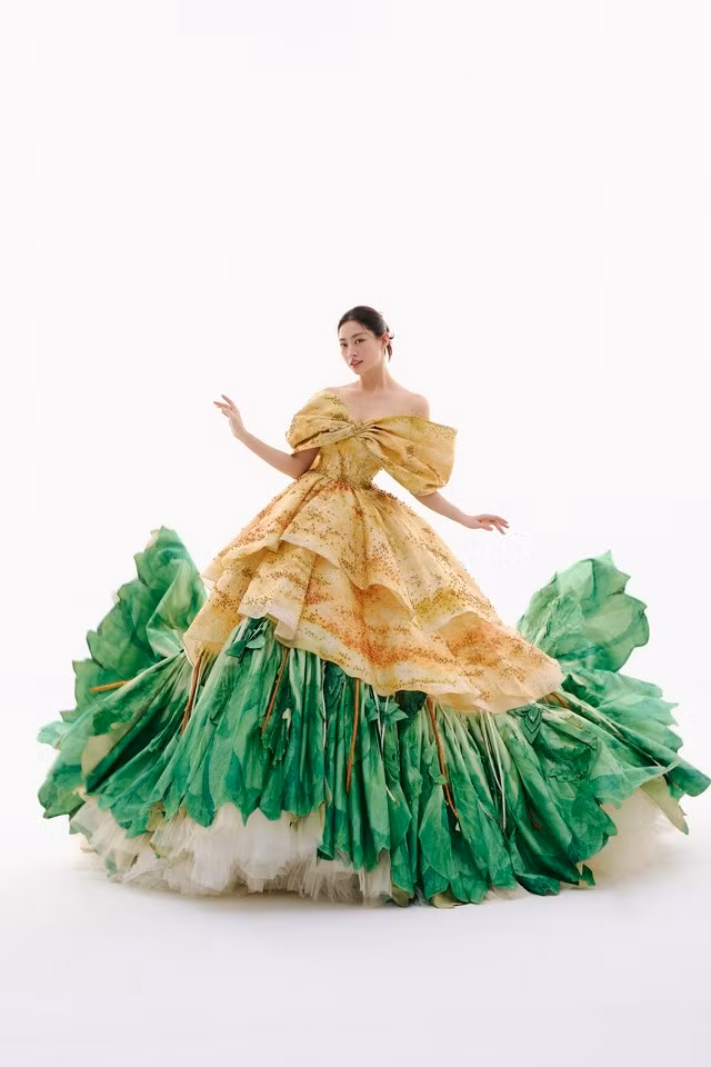 Hoa hậu Lương Thùy Linh diện đầm bánh xèo