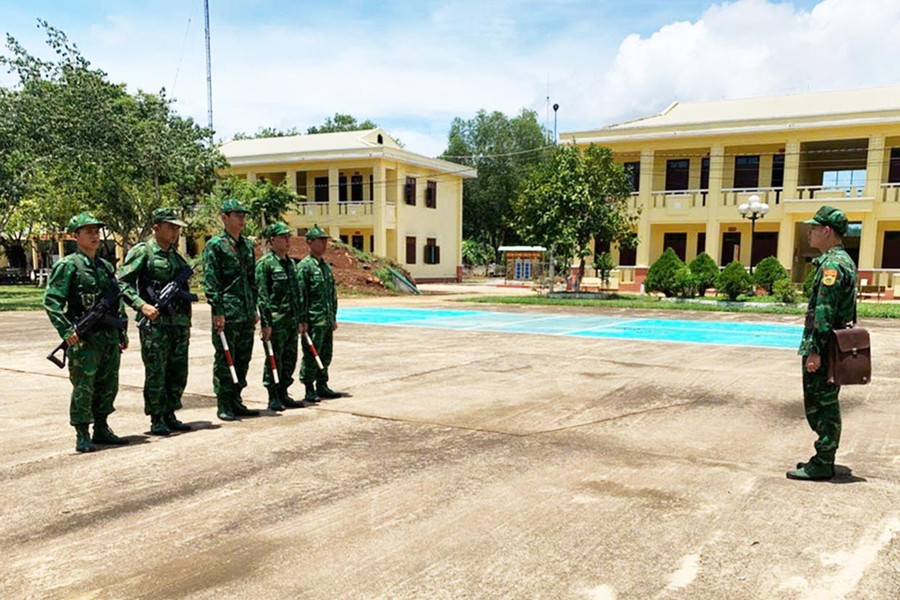Cán bộ, chiến sĩ Đồn Biên phòng Ia O chuẩn bị tuần tra trên khu vực biên giới. Ảnh: T.D 44t.jpg