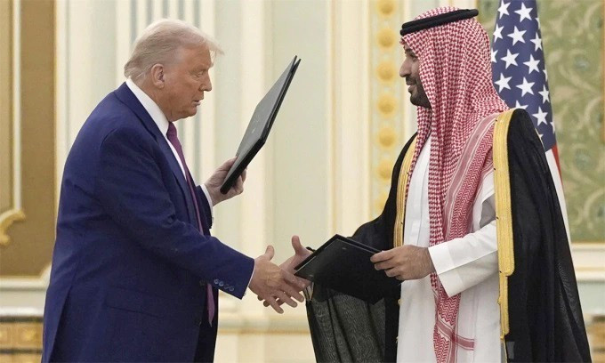 Tổng thống Mỹ Donald Trump (bìa trái) và Thái tử Ả Rập Xê Út Mohammed bin Salman bắt tay sau khi trao văn kiện cho nhau. Ảnh: AP tong-thong-my-donald-trump-bia-trai-va-thai-tu-a-rap-xe-ut-mohammed-bin-salman-bat-tay-sau-khi-trao-van-kien-cho-nhau-anh-ap.jpg