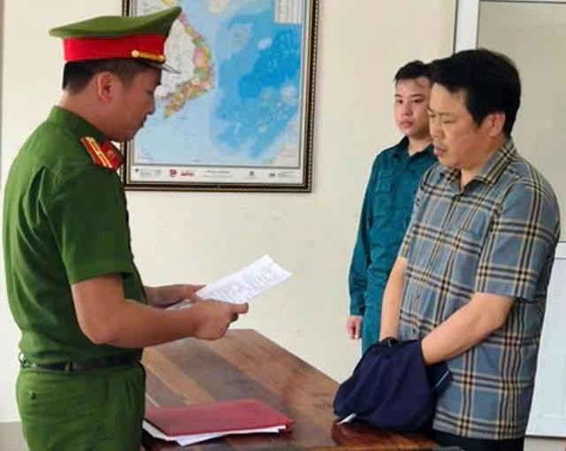 Phòng Cảnh sát kinh tế Công an tỉnh Quảng Nam đọc quyết định khởi tố, bắt tạm giam Trần Phú Hòa. ẢNH: NAM THỊNH Phòng Cảnh sát kinh tế Công an tỉnh Quảng Nam đọc quyết định khởi tố, bắt tạm giam Trần Phú Hòa. ẢNH: NAM THỊNH