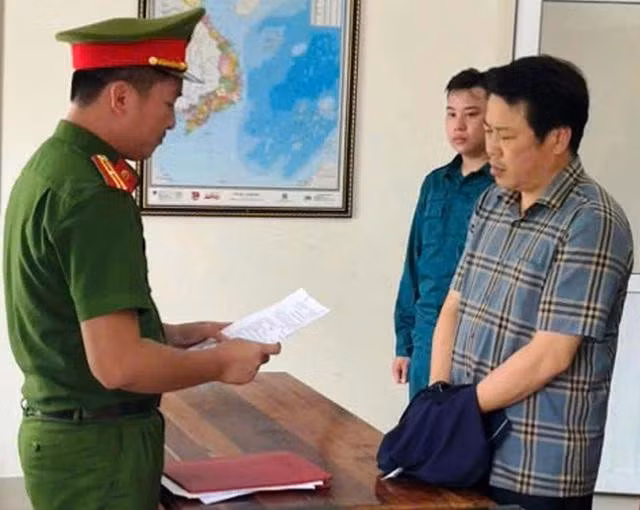 Phòng Cảnh sát kinh tế Công an tỉnh Quảng Nam đọc quyết định khởi tố, bắt tạm giam Trần Phú Hòa. ẢNH: NAM THỊNH