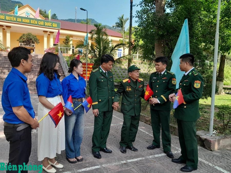 Ông Côn Khang kể chuyện ngày tham gia kháng chiến chống Mỹ với những người lính Đồn Biên phòng cửa khẩu quốc tế La Lay và đoàn viên thanh niên xã A Ngo. Ảnh: Trúc Hà cau-chuyen-ngay-hoa-binh-o-bien-gioi-la-laydd.jpg