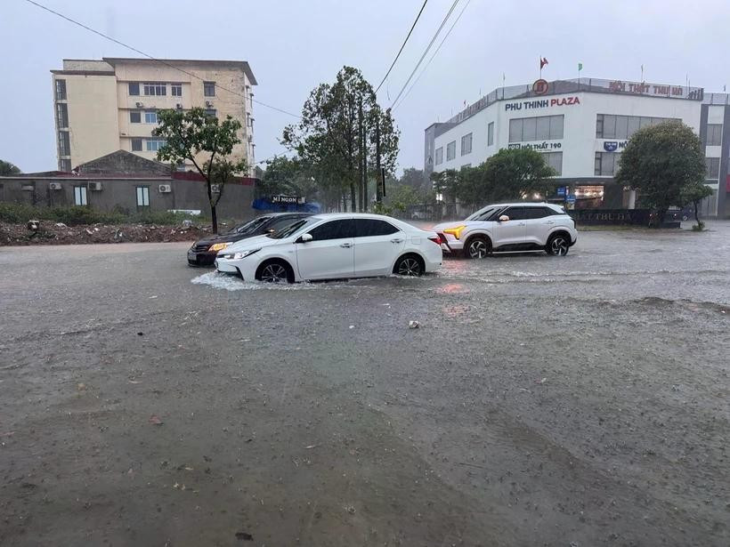 Sáng 11/5, mưa lớn khiến các phương tiện lưu thông trên đường Trần Quang Khải (thành phố Đồng Hới, Quảng Bình) gặp nhiều khó khăn. Ảnh: TTXVN phát de-phong-thoi-tiet-nguy-hiem-dd.jpg