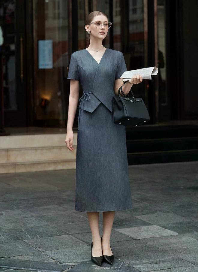 Nàng chọn gam màu xám hay sắc xanh đen cho trang phục đi làm hôm nay? Dù đầm liền hay các set đồng bộ, sự tự tin mới chính là điều làm nên thần thái và vẻ rạng ngời của nàng. ẢNH: NEM FASHION
