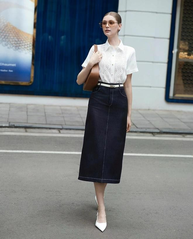 Đầm trắng trễ vai, áo trắng phối chân váy denim hoàn chỉnh diện mạo trang nhã và lịch thiệp, để nàng diện đi học, đi làm, đi chơi... Trang phục đơn sắc vẫn có thể điểm các chi tiết thú vị thông qua kiểu sợi dệt với biểu hiện là họa tiết đục lỗ, họa tiết ẩn nằm trên bề mặt vải. ẢNH: NEM FASHION