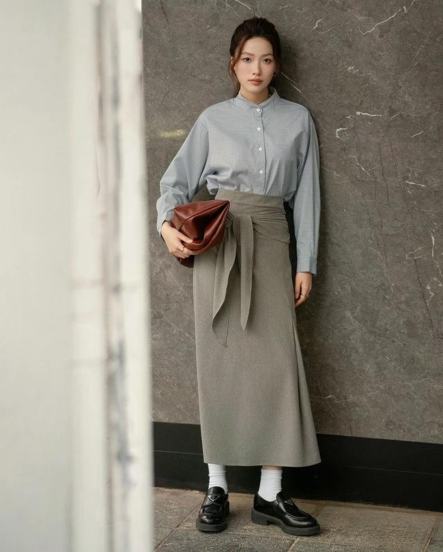 Với cô nàng yêu thích sự phá cách nhẹ nhàng, những thiết kế cơ bản có chi tiết cách điệu có thể được thêm vào các bản phối một cách tiết chế. Kết hợp nhiều tông màu đơn sắc trên một bản phối vẫn có thể tạo nên bộ trang phục hài hòa và ấn tượng. ẢNH: KHAU BY CQ