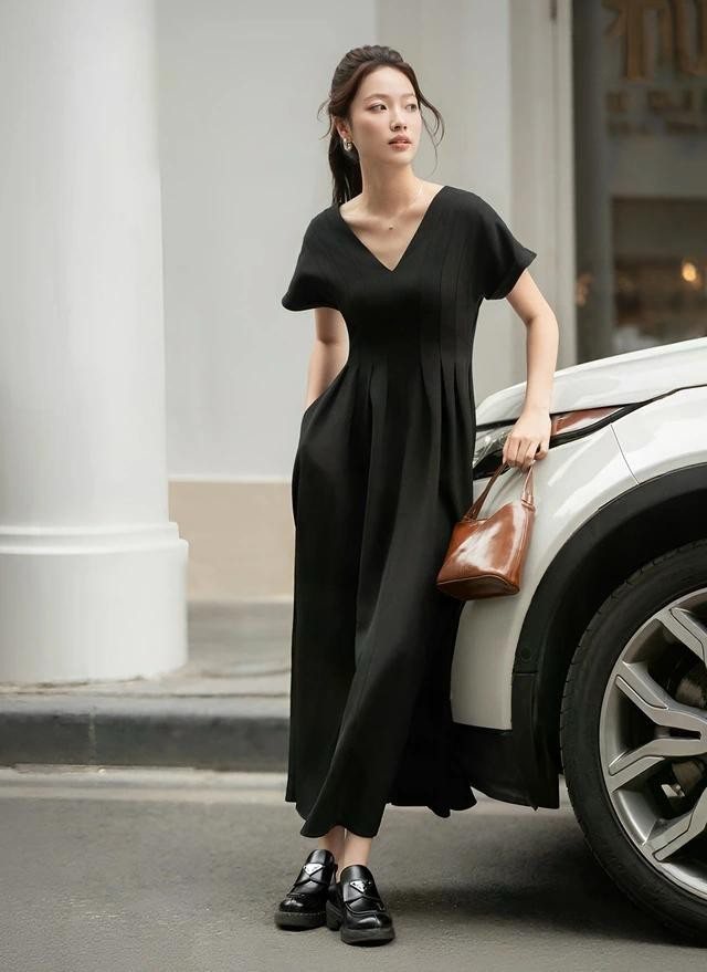 Thỏa sức tận hưởng mùa hè cùng những chiếc váy dài đơn sắc đơn giản nhưng đầy sức hút. Thiết kế tông đen khéo léo sử dụng đường viền cổ, những nếp gấp xếp ly và chiết eo để tạo nên đường cong và dáng vẻ thướt tha. ẢNH: KHAU BY CQ
