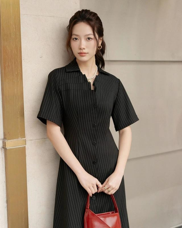 Thỉnh thoảng trong những dịp đặc biệt hoặc khi ngẫu hứng, nàng vẫn có thể tự làm mới bản phối đơn sắc của mình qua sự kết hợp của những đường kẻ tinh tế. Phụ kiện màu nổi chính là điểm nhấn thu hút cho các bản phối đơn sắc mùa hè. ẢNH: KHAU BY CQ