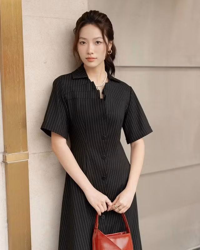 Thỉnh thoảng trong những dịp đặc biệt hoặc khi ngẫu hứng, nàng vẫn có thể tự làm mới bản phối đơn sắc của mình qua sự kết hợp của những đường kẻ tinh tế. Phụ kiện màu nổi chính là điểm nhấn thu hút cho các bản phối đơn sắc mùa hè. ẢNH: KHAU BY CQ