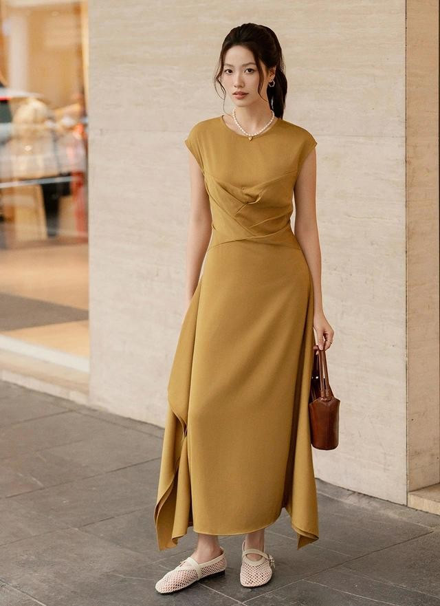 Trang phục giấu dáng hoàn hảo nhất có thể không chỉ đến từ trang phục suông mà còn đến từ những chi tiết drapping tinh tế nơi hông eo, viền hai bên chân váy. Giày lưới, túi xô, túi tote... là những người bạn đồng hành hoàn hảo cho thiết kế này. ẢNH: KHAU BY CQ