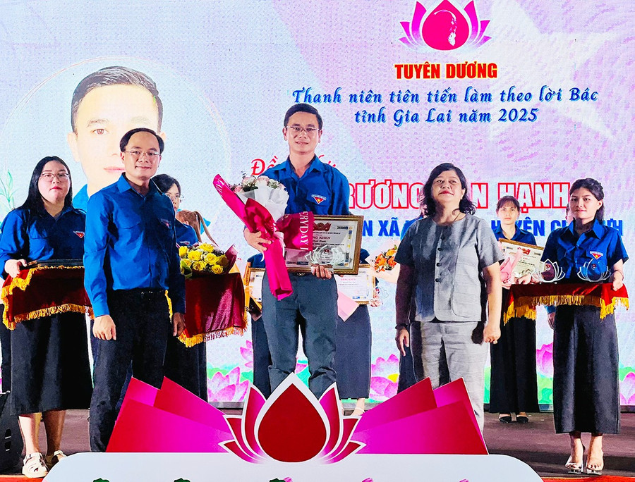 Anh Trương Văn Hạnh (ở giữa)-Bí thư Đoàn xã Ia Dreng (huyện Chư Pưh) được tuyên dương Thanh niên tiên tiến làm theo lời Bác. Ảnh: M.N 2bg.jpg