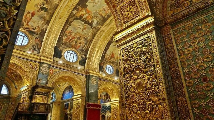 Một điểm dừng chân không thể bỏ qua trong mọi hành trình nghỉ dưỡng tại Valletta, Nhà thờ chính tòa St John là một trong những ví dụ tinh xảo nhất về kiến trúc Baroque mà bạn có thể tìm thấy. Các mái vòm trang trí công phu, dát vàng 24 carat, dẫn đến 9 nhà nguyện khác nhau
