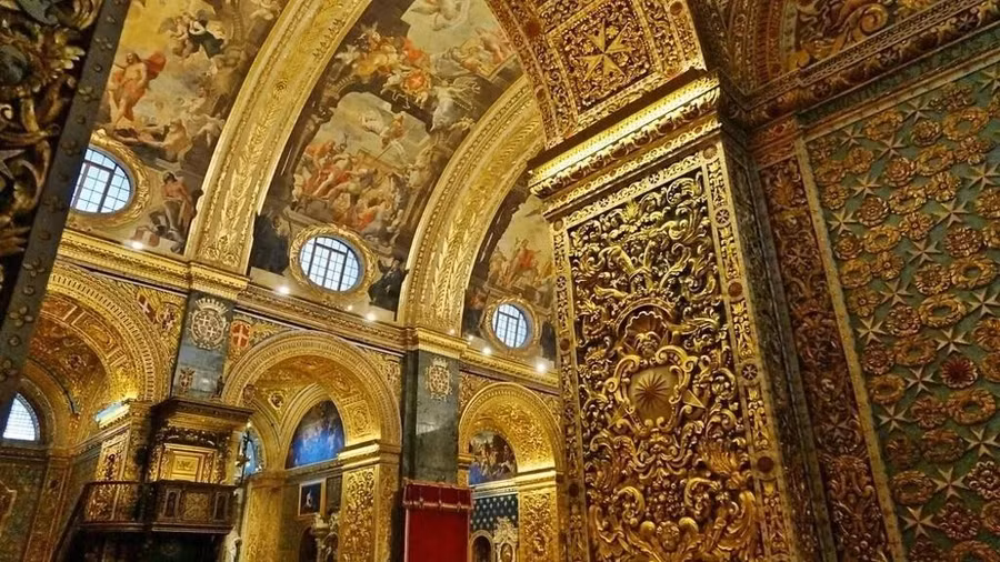 Một điểm dừng chân không thể bỏ qua trong mọi hành trình nghỉ dưỡng tại Valletta, Nhà thờ chính tòa St John là một trong những ví dụ tinh xảo nhất về kiến trúc Baroque mà bạn có thể tìm thấy. Các mái vòm trang trí công phu, dát vàng 24 carat, dẫn đến 9 nhà nguyện khác nhau
