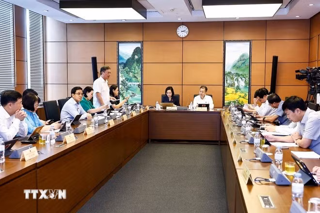 Đoàn đại biểu Quốc hội các tỉnh Ninh Bình, Hưng Yên, Gia Lai và TP Đà Nẵng thảo luận ở tổ. (Ảnh: Doãn Tấn/TTXVN)