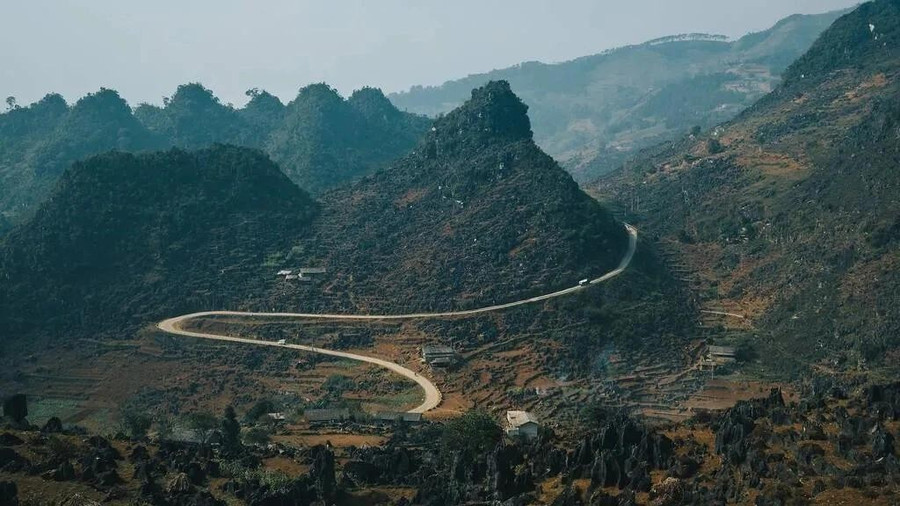 Những con đèo quanh co, những thửa ruộng bậc thang và 43 dân tộc khác nhau coi nơi này là nhà, kết hợp lại tạo nên bầu không khí khác lạ cho Hà Giang. Hai đoạn đường được chú ý đặc biệt, và đúng như vậy. Đèo Thẩm Mã uốn lượn qua 6 khúc cua tay áo liên tiếp, trong khi đèo Mã Pí Lèng tạo nên một rìa núi, nhìn ra sông Nho Quế sâu bên dưới... ẢNH: BUI MANH TUAN