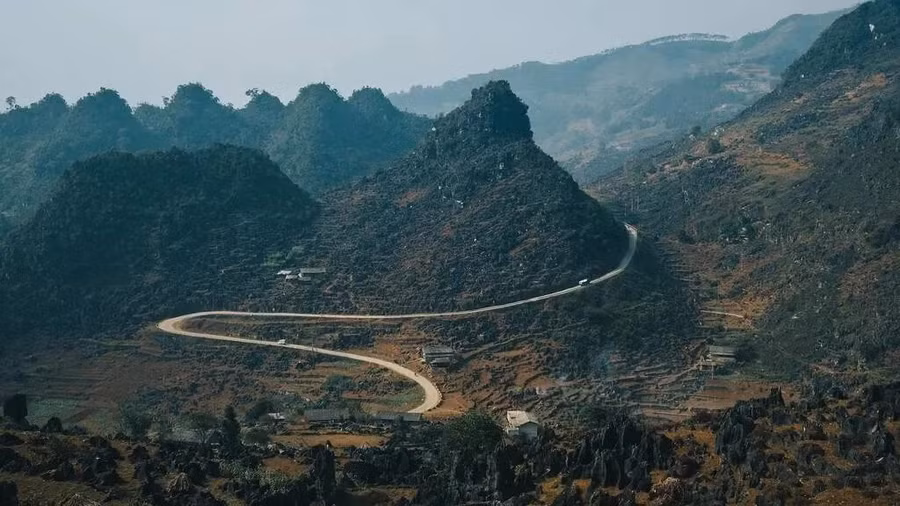 Những con đèo quanh co, những thửa ruộng bậc thang và 43 dân tộc khác nhau coi nơi này là nhà, kết hợp lại tạo nên bầu không khí khác lạ cho Hà Giang. Hai đoạn đường được chú ý đặc biệt, và đúng như vậy. Đèo Thẩm Mã uốn lượn qua 6 khúc cua tay áo liên tiếp, trong khi đèo Mã Pí Lèng tạo nên một rìa núi, nhìn ra sông Nho Quế sâu bên dưới... ẢNH: BUI MANH TUAN