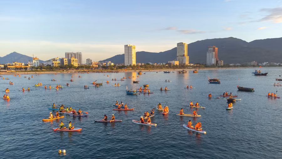 Dịch vụ chèo SUP trên biển đã thu hút rất đông người dân và du khách mỗi sáng