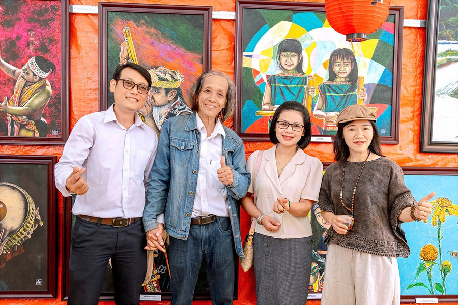 Nghệ sĩ Hùng Hoa Lư (thứ 2 từ trái sang) và các khách mời tại triển lãm. Ảnh: Quốc Nguyễn 1h.jpg