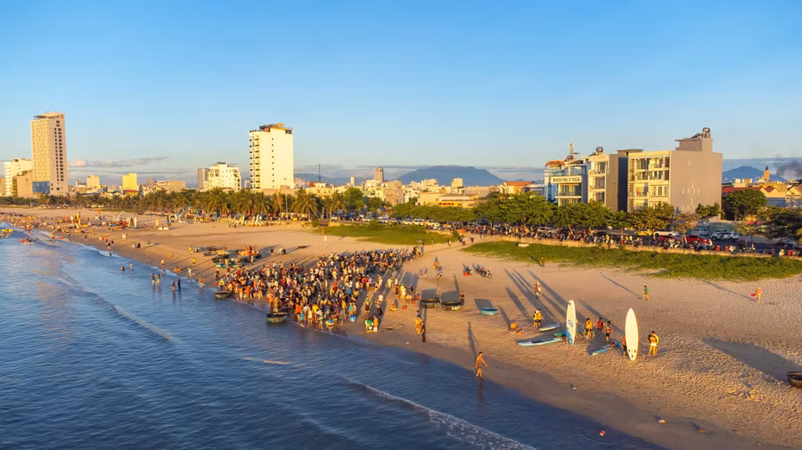 Bãi biển Mân Thái đặc biệt có góc chợ cá đông đúc từ 4 giờ sáng mỗi ngày. ẢNH: NGUYỄN TRÌNH