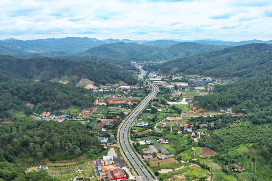 Tỉnh Lâm Đồng mới có diện tích lớn nhất nước nhưng mạng lưới giao thông, nhất là đường bộ còn nhiều hạn chế. Hiện tỉnh Lâm Đồng và Đắk Nông chỉ có 19km đường cao tốc Liên Khương - Prenn đã đầu tư từ lâu Tỉnh Lâm Đồng mới có diện tích lớn nhất nước nhưng mạng lưới giao thông, nhất là đường bộ còn nhiều hạn chế. Hiện tỉnh Lâm Đồng và Đắk Nông chỉ có 19km đường cao tốc Liên Khương - Prenn đã đầu tư từ lâu