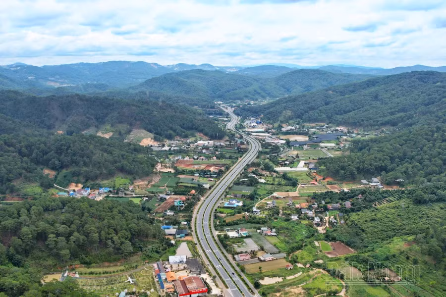 Tỉnh Lâm Đồng mới có diện tích lớn nhất nước nhưng mạng lưới giao thông, nhất là đường bộ còn nhiều hạn chế. Hiện tỉnh Lâm Đồng và Đắk Nông chỉ có 19km đường cao tốc Liên Khương - Prenn đã đầu tư từ lâu