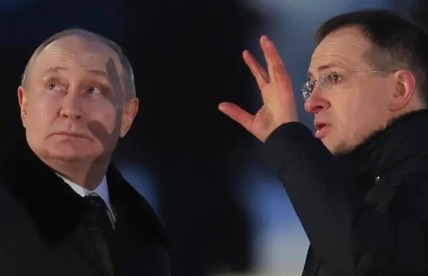 Cựu Bộ trưởng Văn hóa Nga Vladimir Medinsky (phải) và Tổng thống Nga Vladimir Putin. Ảnh: ANSA Cựu Bộ trưởng Văn hóa Nga Vladimir Medinsky (phải) và Tổng thống Nga Vladimir Putin. Ảnh: ANSA