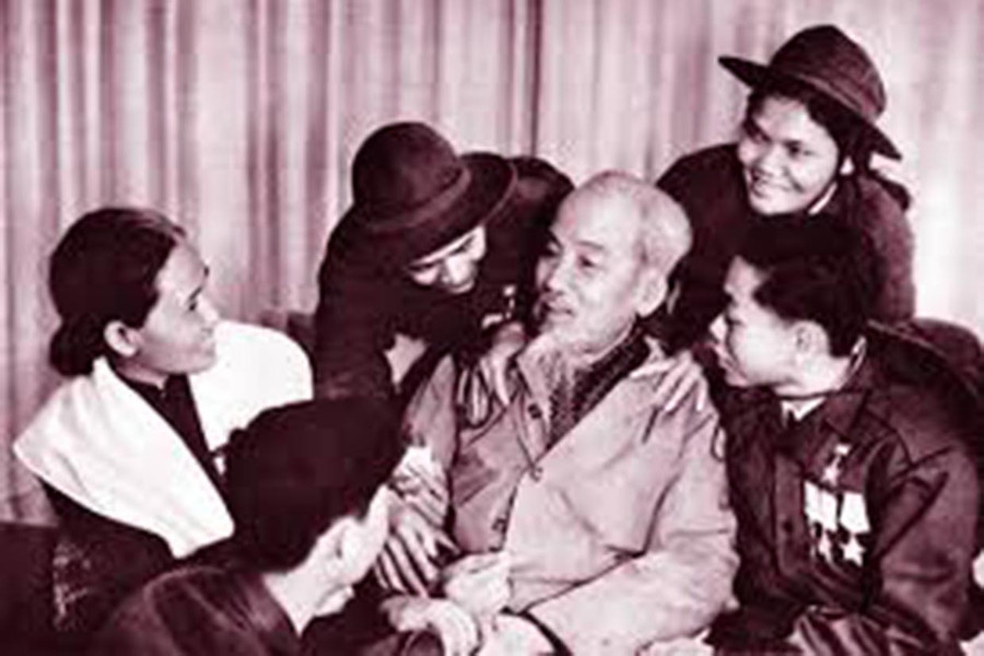 Bác Hồ với các Anh hùng dũng sĩ Miền Nam. Ảnh Tư liệu 1hbdd.jpg