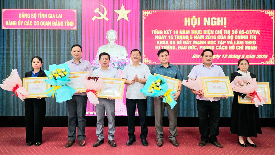 Ủy viên Ban Thường vụ Tỉnh ủy, Chủ nhiệm Ủy ban Kiểm tra Tỉnh ủy, Phó Bí thư Thường trực Đảng ủy các cơ quan Đảng tỉnh Thái Thanh Bình tặng giấy khen cho các tập thể có thành tích xuất sắc trong “Học tập và làm theo tư tưởng, đạo đức, phong cách Hồ Chí Minh” từ năm 2016 đến 2025. Ảnh: Ngọc Duy 1d.jpg