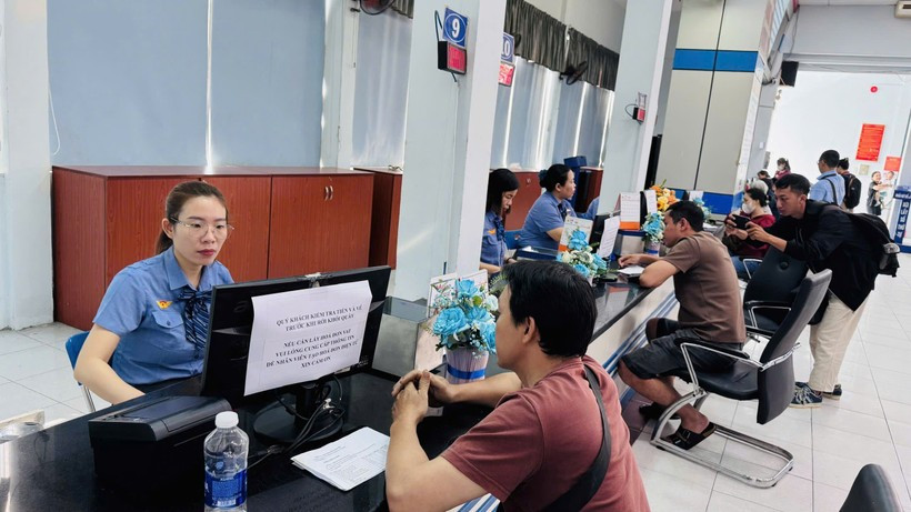 Những hành khách đến ga mua vé tàu Tết Bính Ngọ 2026 trong ngày đầu mở bán vé. (Ảnh: PV/Vietnam+)