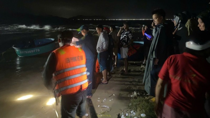 Các lực lượng chức năng nỗ lực tìm kiếm thi thể các nạn nhân xuyên đêm. (Ảnh: CTV) Các lực lượng chức năng nỗ lực tìm kiếm thi thể các nạn nhân xuyên đêm. (Ảnh: CTV)