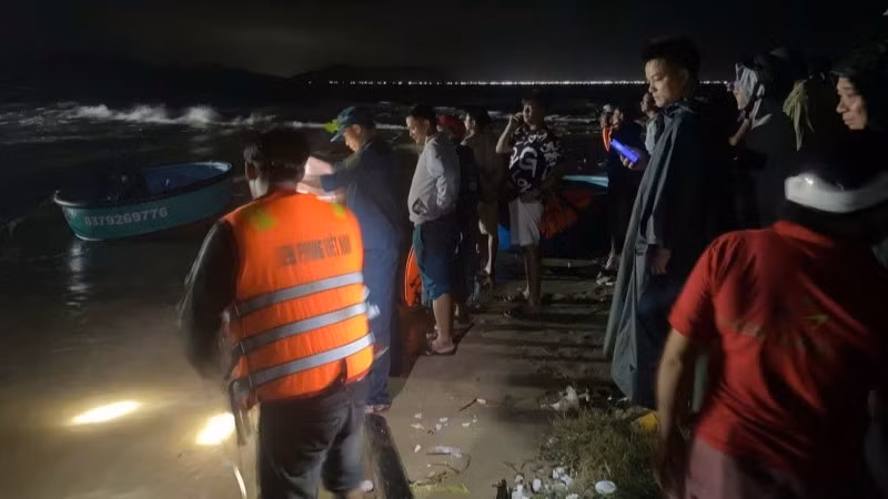 Các lực lượng chức năng nỗ lực tìm kiếm thi thể các nạn nhân xuyên đêm. (Ảnh: CTV)