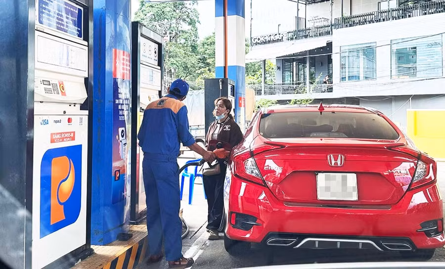 Giá xăng dầu đồng loạt giảm từ 15 giờ chiều 23-10, RON95-III xuống mức 19.726 đồng/lít.