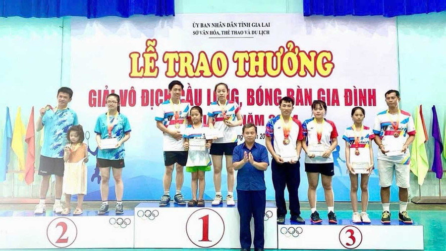 Anh Nguyễn Văn Cường và con gái Nguyễn Minh Khuê giành HCV tại Giải vô địch cầu lông, bóng bàn gia đình tỉnh năm 2024. Ảnh: NVCC Anh Nguyễn Văn Cường và con gái Nguyễn Minh Khuê giành HCV tại Giải vô địch cầu lông, bóng bàn gia đình tỉnh năm 2024. Ảnh: NVCC